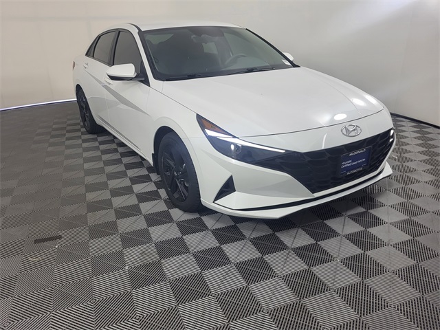 2022 Hyundai Elantra SEL photo 3