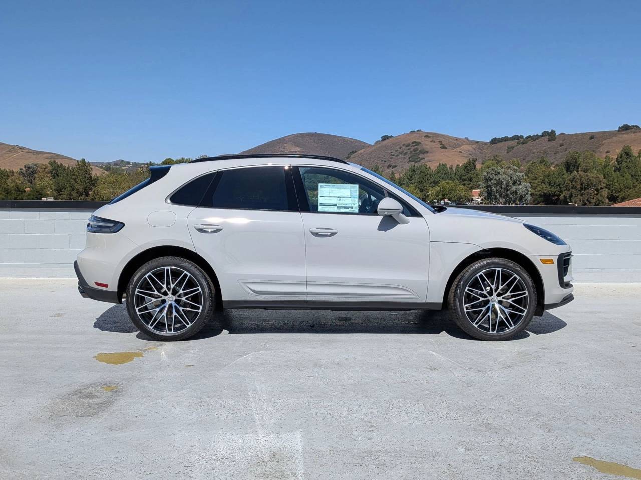 2025 Porsche Macan T photo 8