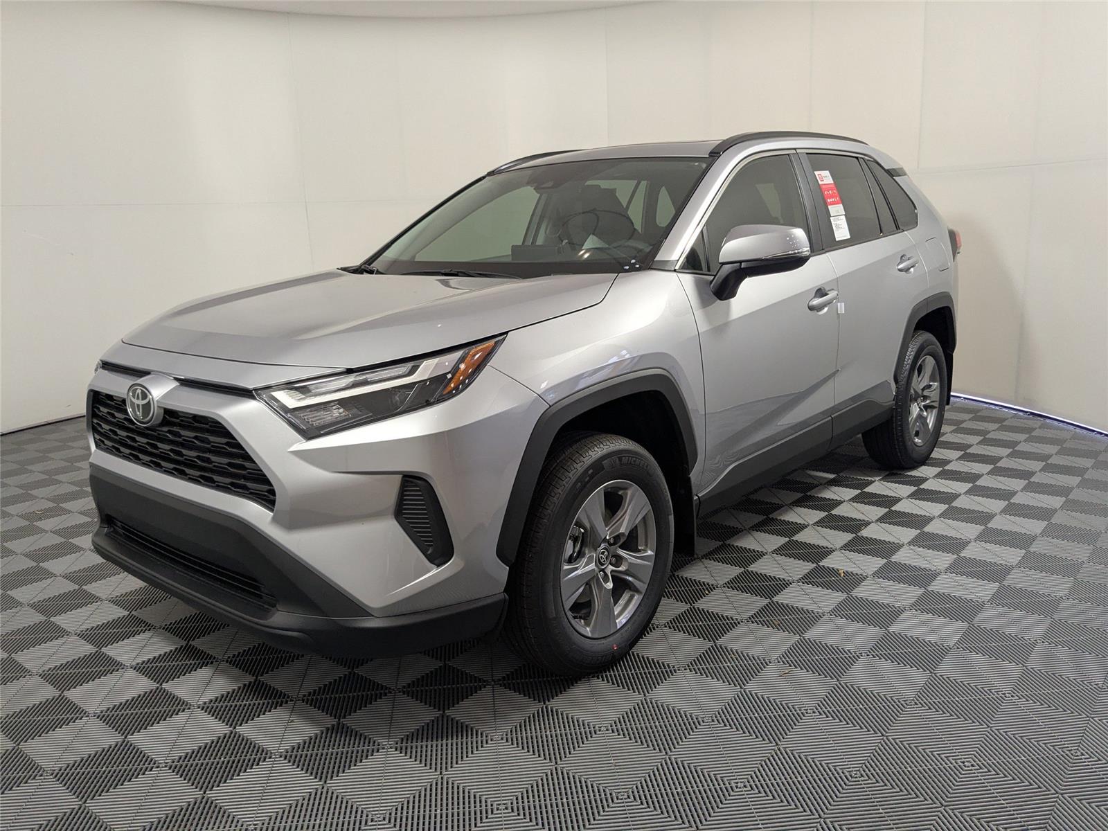 2025 Toyota RAV4 XLE's photo