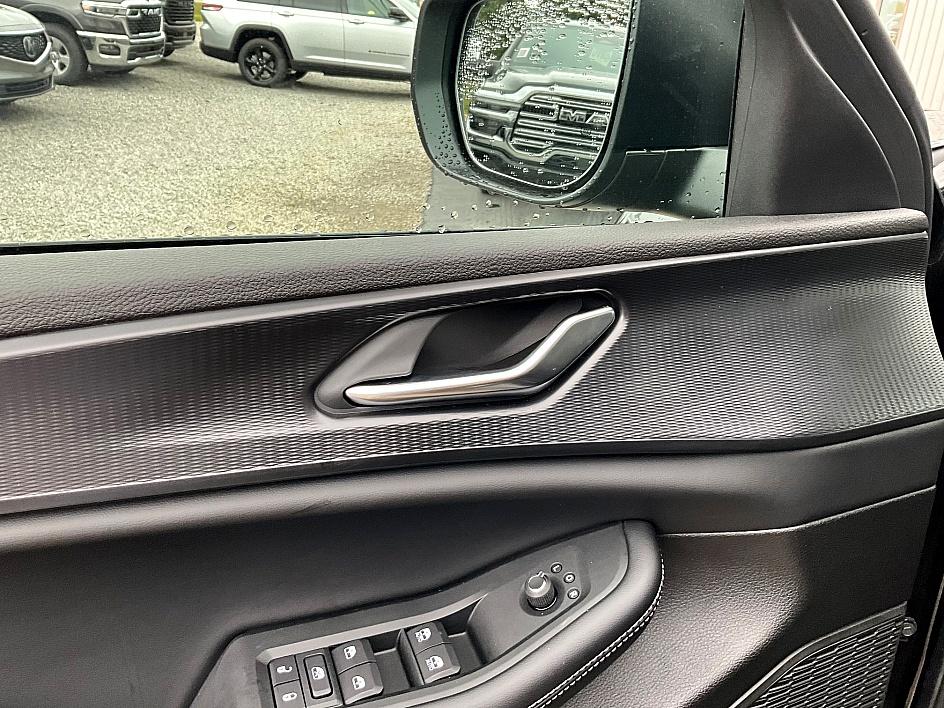 2025 Jeep Grand Cherokee Laredo photo 11