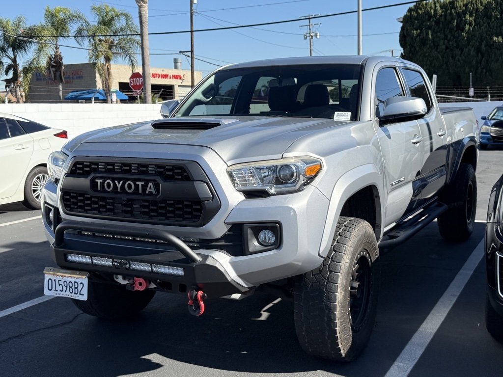 2016 Toyota Tacoma TRD Sport photo 3