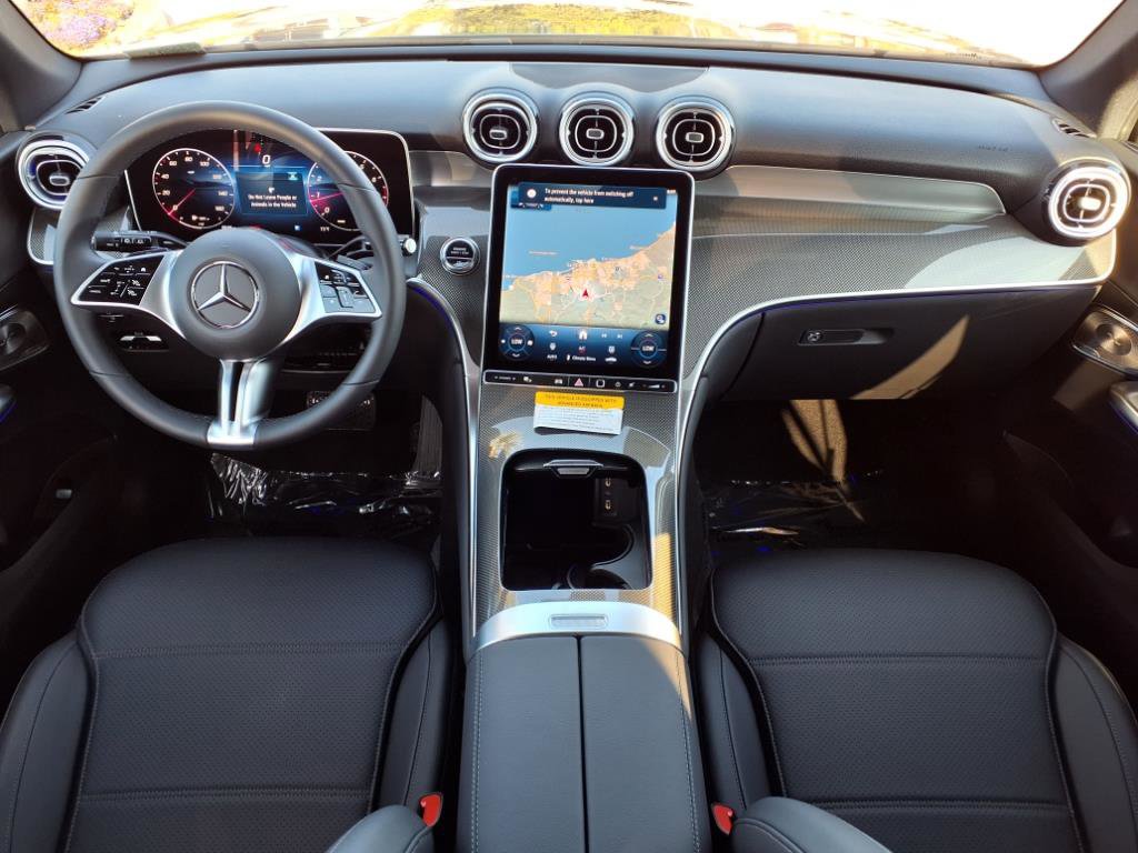 2025 Mercedes Benz GLC 300 photo 4