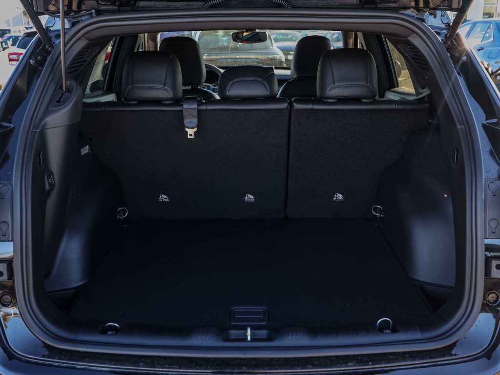 New 2026 Diamond Black Crystal Pearl-Coat Exterior Paint Jeep Latitude image 14