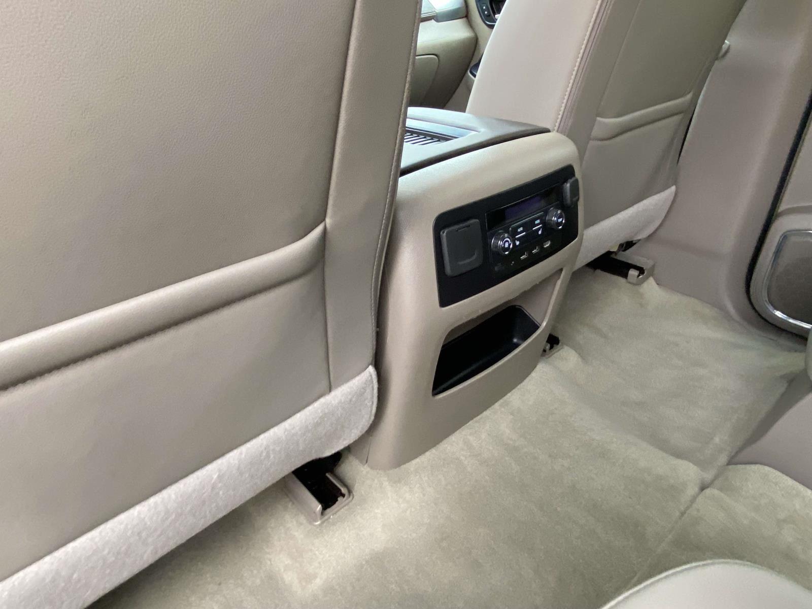 2019 Chevrolet Suburban Premier photo 2