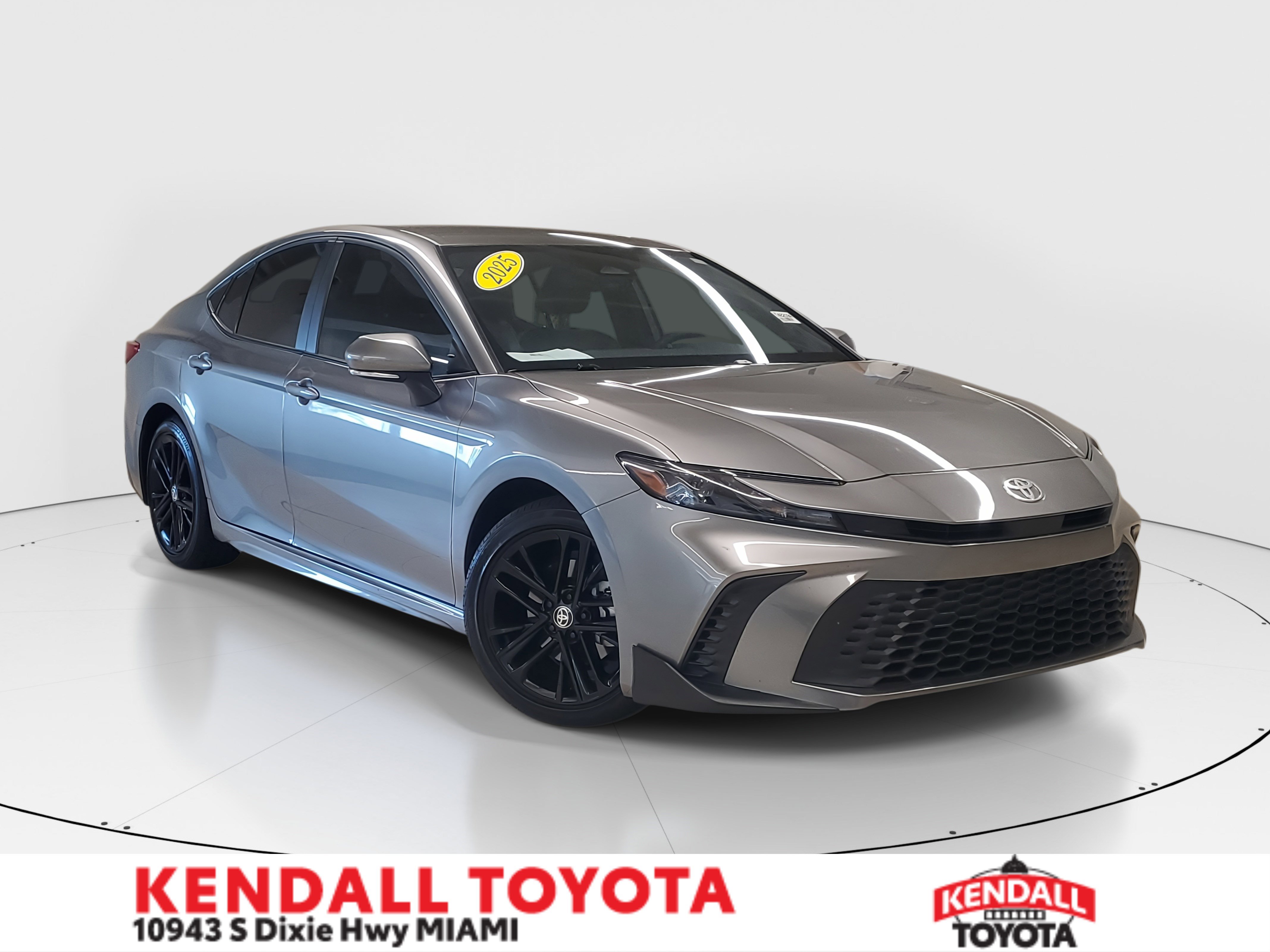 2025 Toyota Camry SE's photo