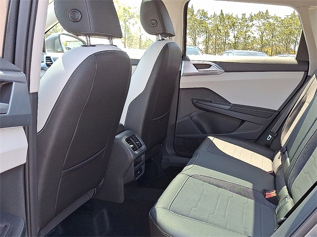 2025 Volkswagen Taos SE photo 3