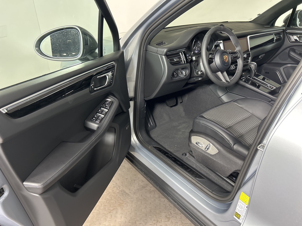 2025 Porsche Macan T photo 13