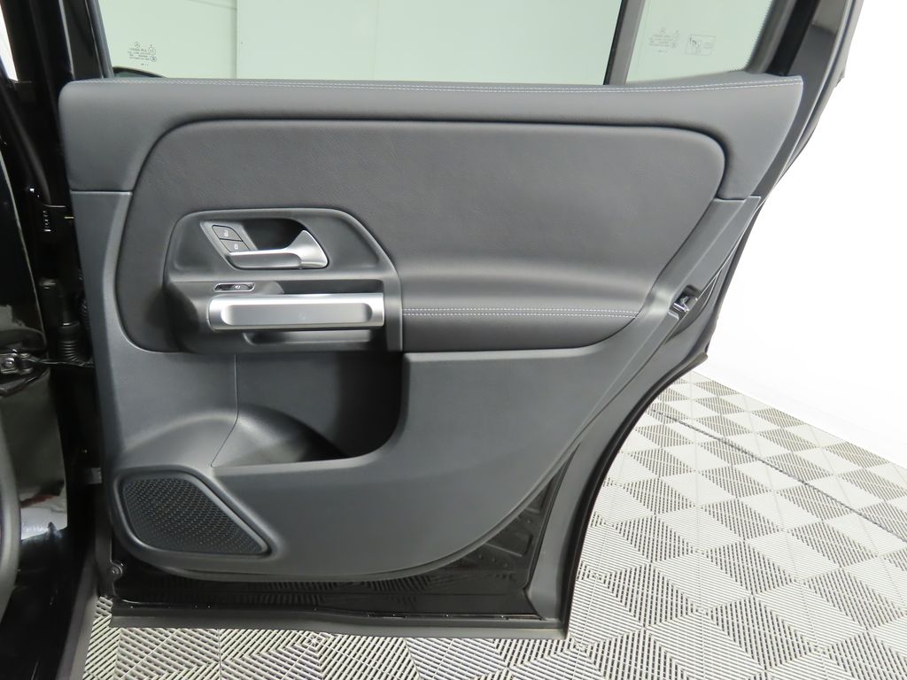 2025 Mercedes Benz GLB 250 photo 27