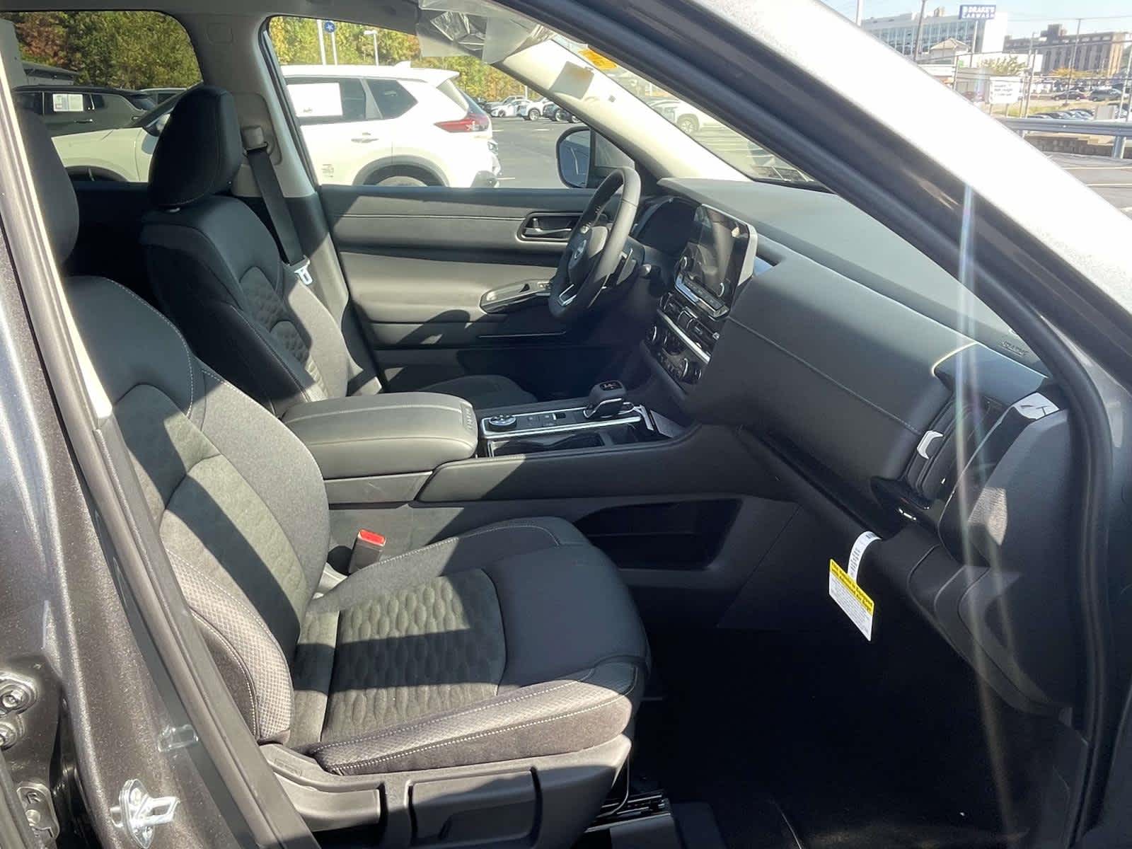 2025 Nissan Pathfinder SV photo 17