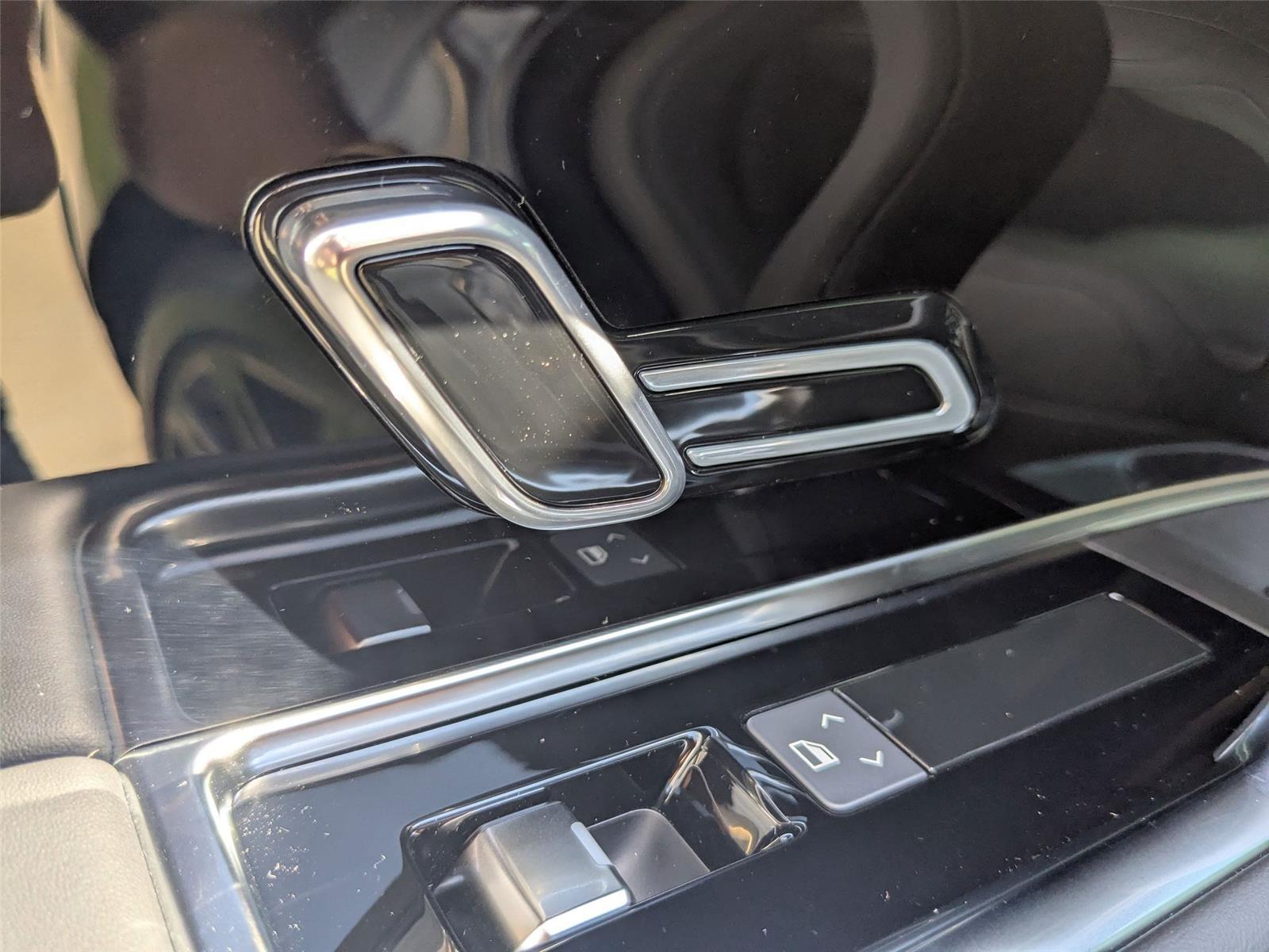 2025 Land Rover Range Rover SE photo 12