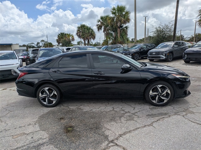 2023 Hyundai Elantra SEL photo 2