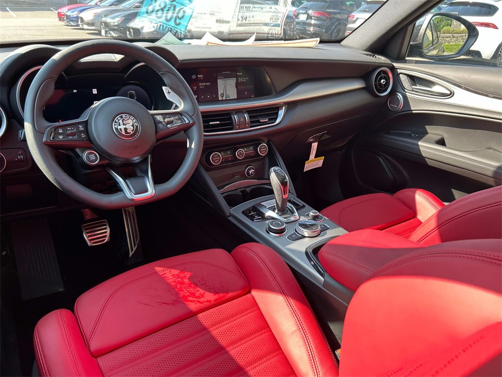 2025 Alfa Romeo Stelvio Sprint Base photo 2