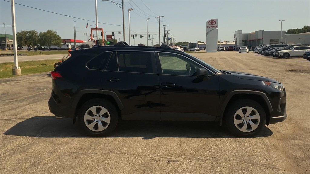 2021 Toyota RAV4 LE photo 8
