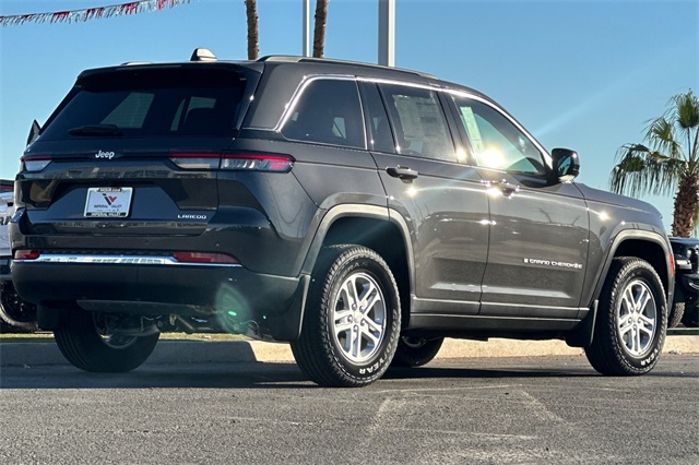 2025 Jeep Grand Cherokee Laredo photo 3
