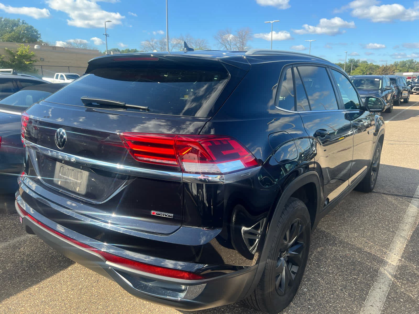 2022 Volkswagen Atlas Cross Sport SE photo 2