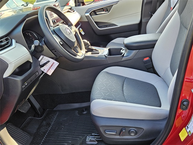 2025 Toyota RAV4 XLE photo 6