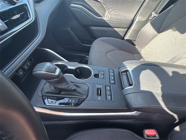 2020 Toyota Highlander LE photo 21