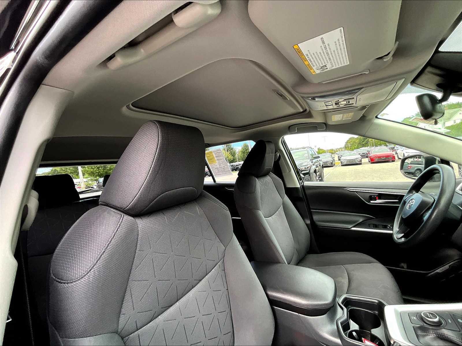 2021 Toyota RAV4 XLE photo 22
