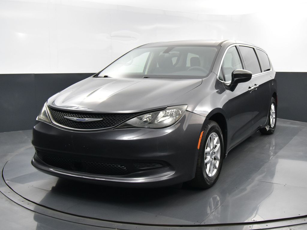 2022 Chrysler Voyager LX photo 3