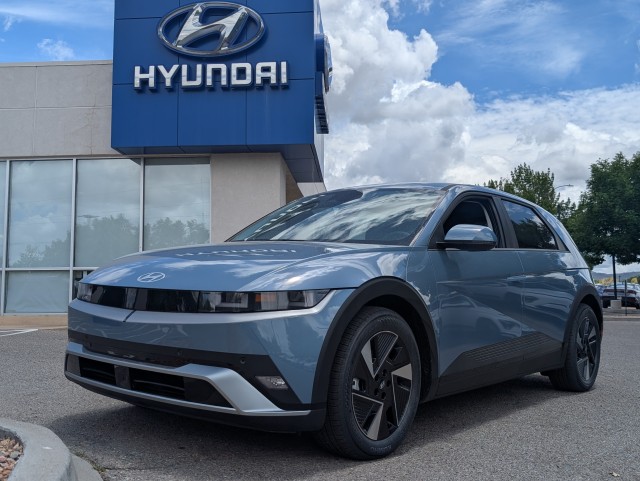 New 2025 LUCID BLUE / BLACK Hyundai SE image 1