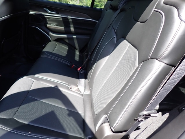 2025 Jeep Grand Cherokee Overland photo 11