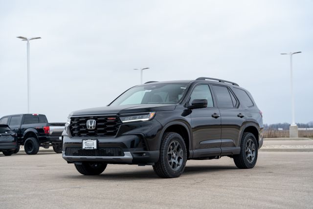 2025 Honda Pilot TrailSport photo 2