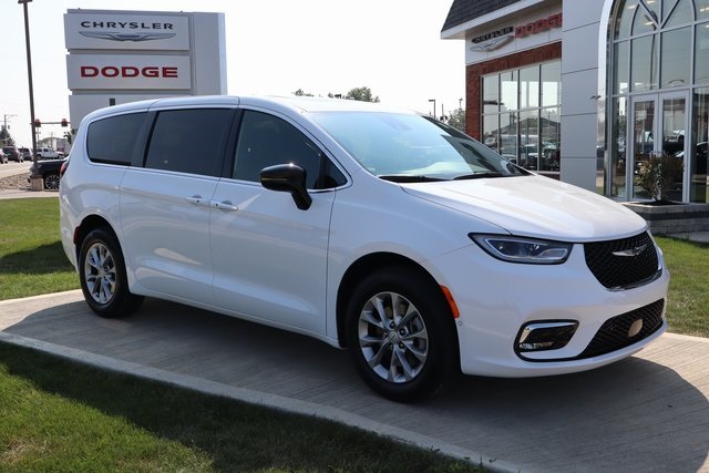 2026 Chrysler Pacifica photo 3