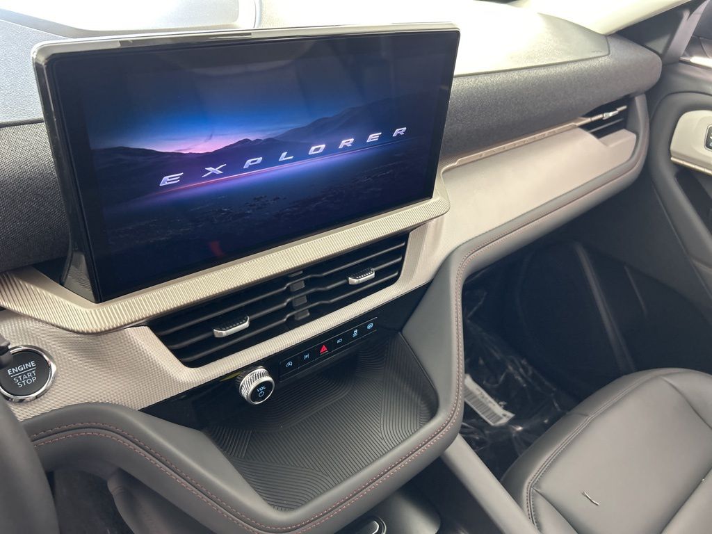 2025 Ford Explorer photo 14