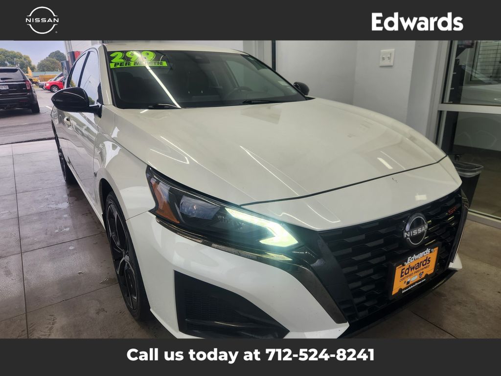 2023 Nissan Altima 2.5 SR photo 2