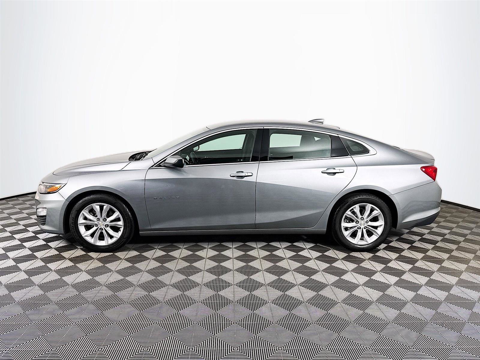 2024 Chevrolet Malibu 1LT photo 2