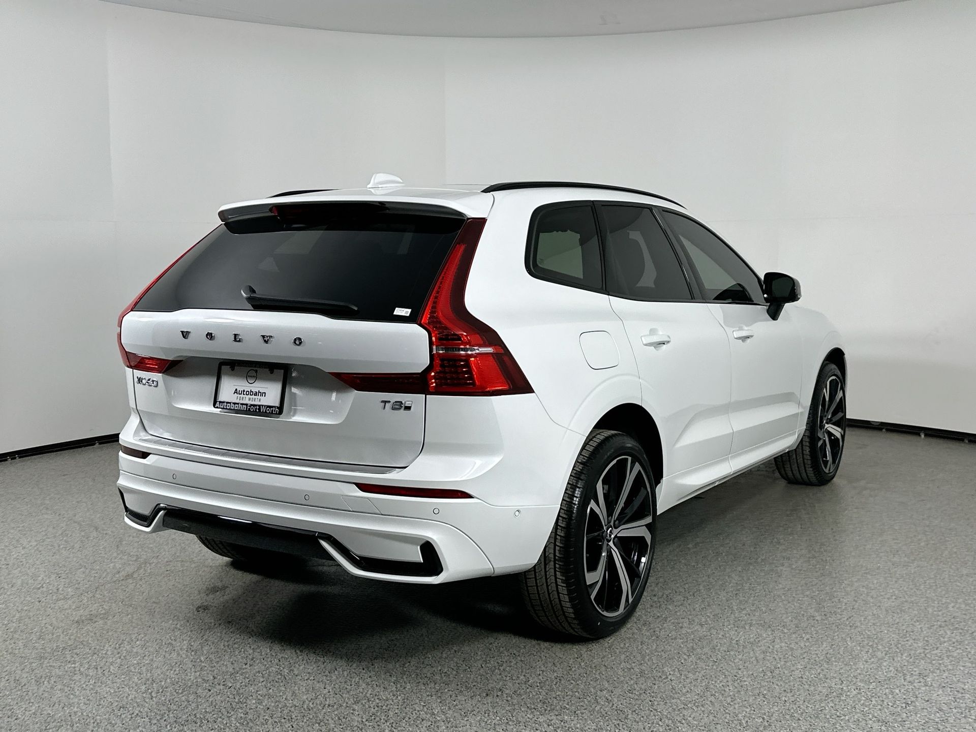 2025 Volvo XC60 T8 photo 4