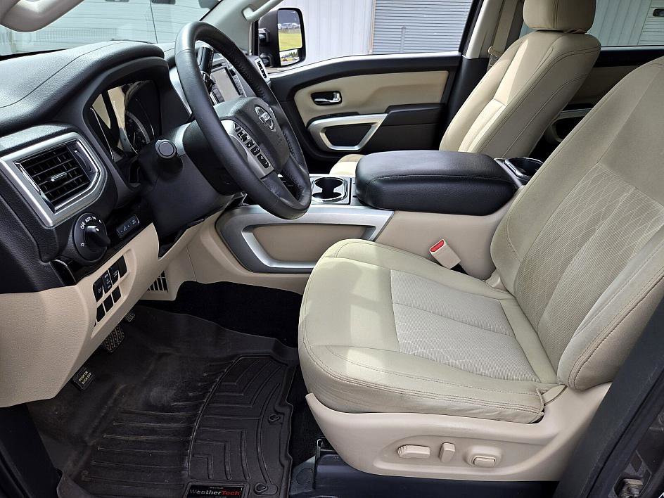 2016 Nissan Titan SV photo 9