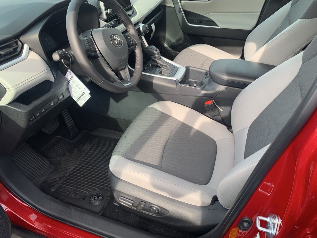 2025 Toyota RAV4 XLE photo 11