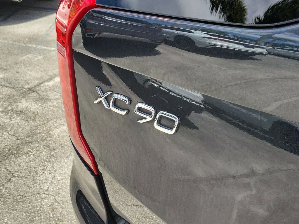 2021 Volvo XC90 T6 Momentum photo 8