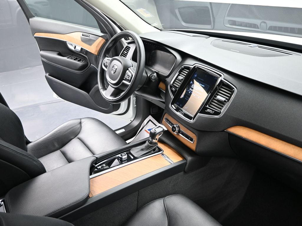 2022 Volvo XC90 T6 Momentum photo 16