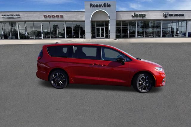 2026 Chrysler Pacifica photo 2