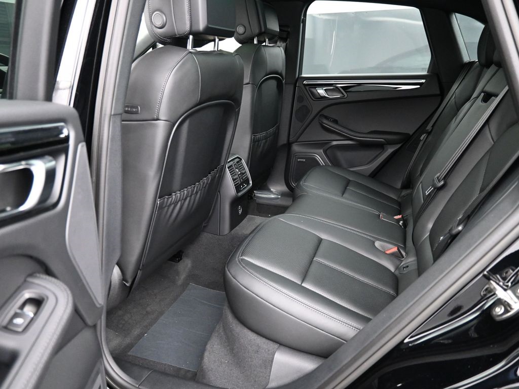 2026 Porsche Macan T photo 16