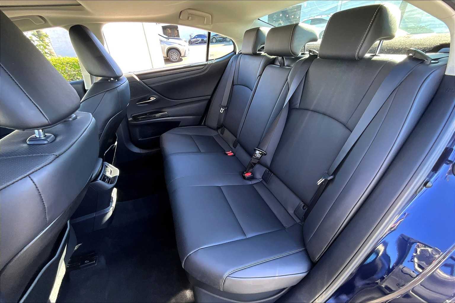2023 Lexus ES 300h photo 15