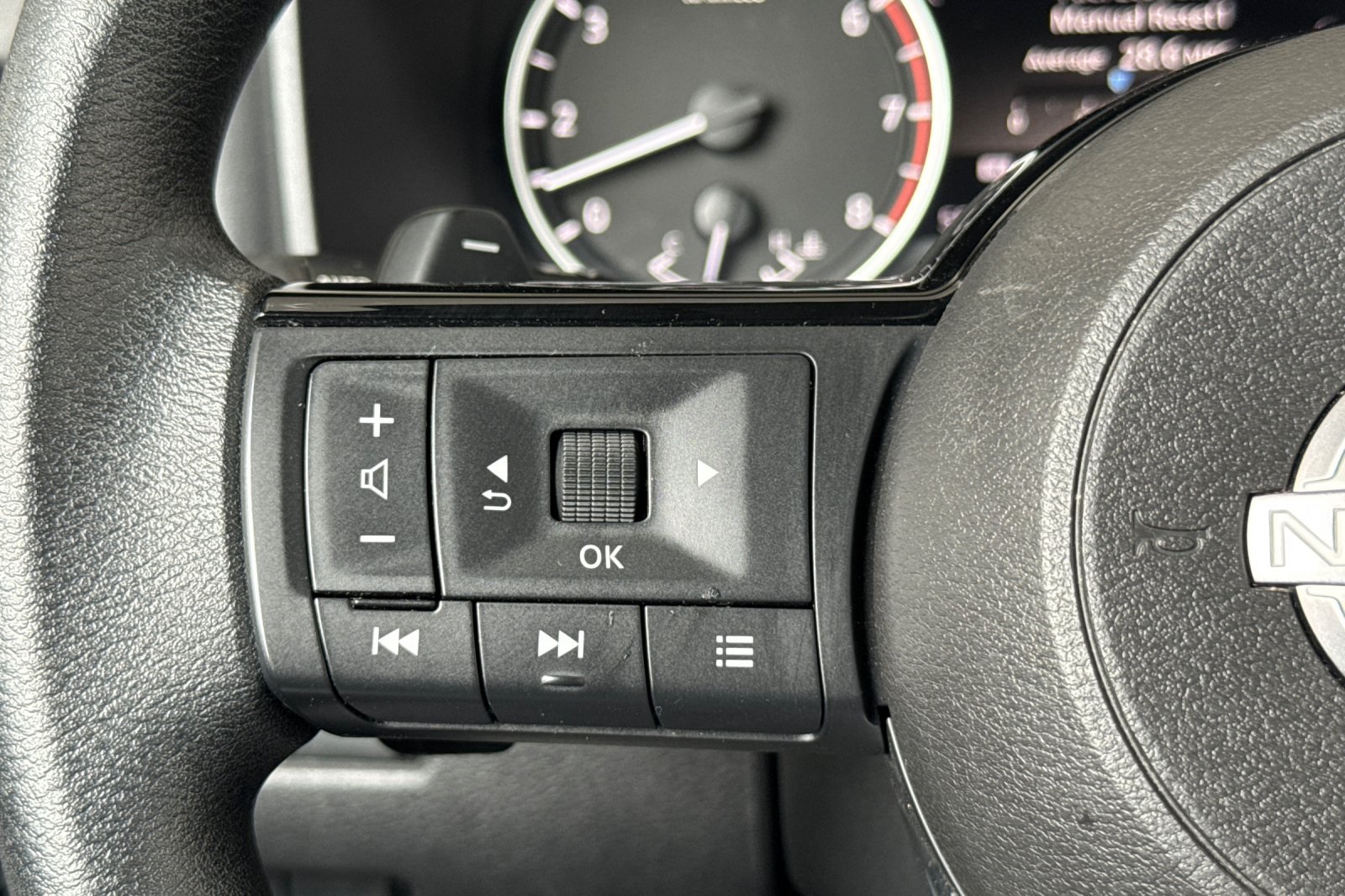 2023 Nissan Rogue SV photo 25