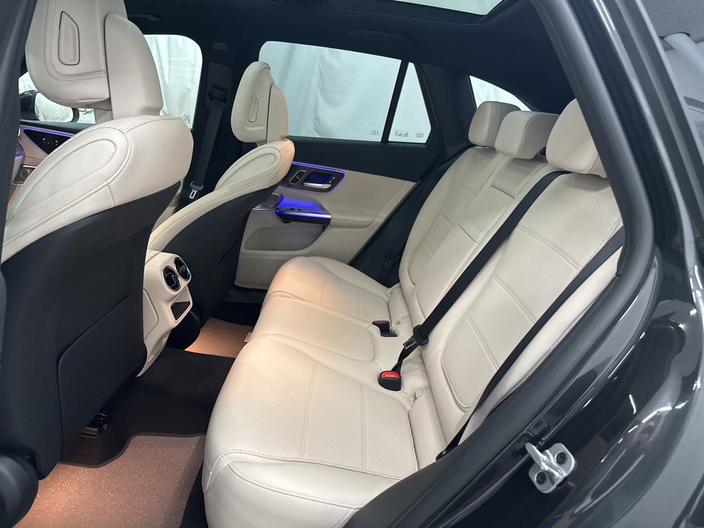 2025 Mercedes Benz GLC 300 photo 21