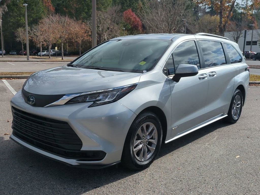 2021 Toyota Sienna LE's photo