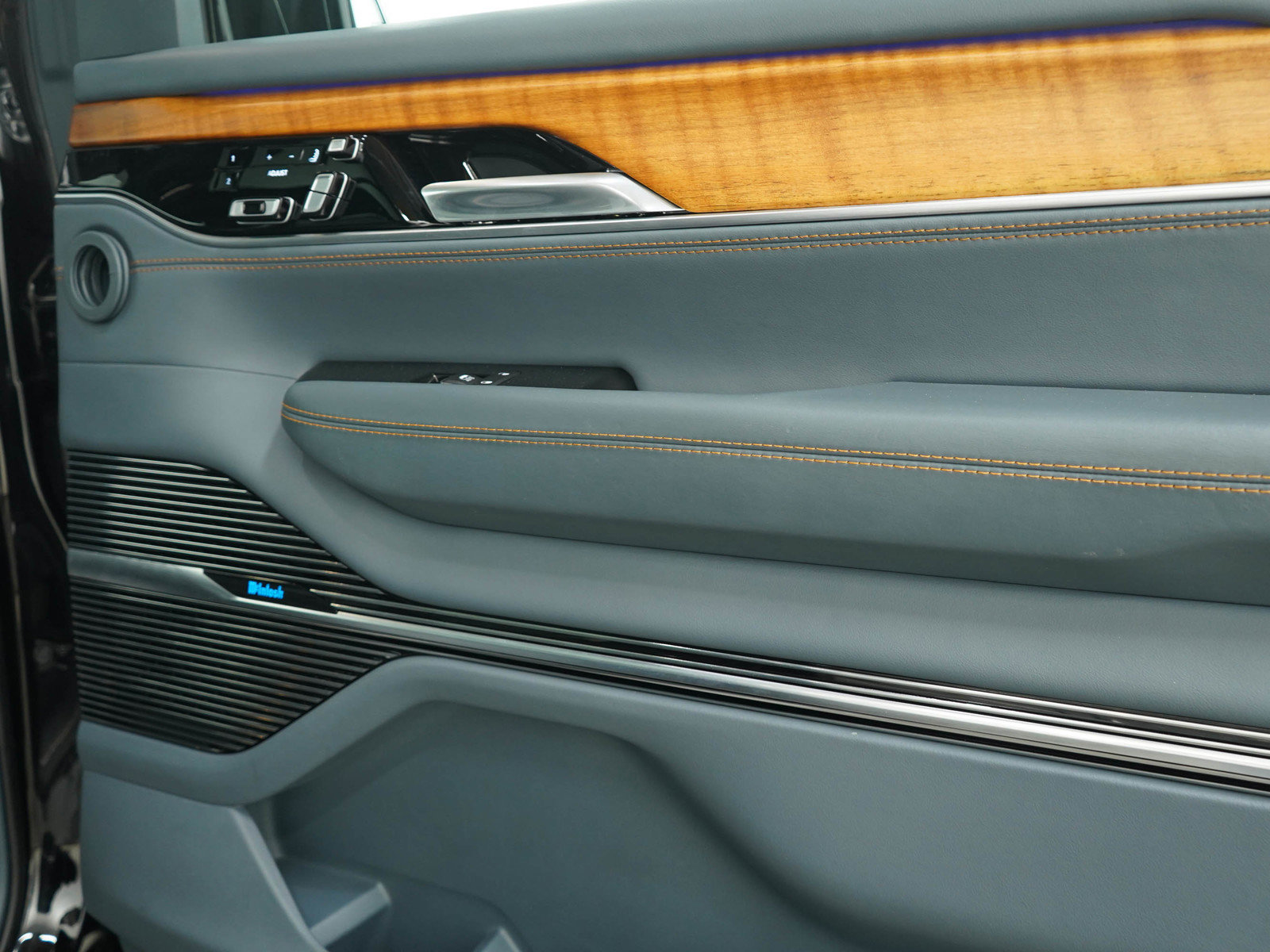 2022 Jeep Grand Wagoneer II photo 3
