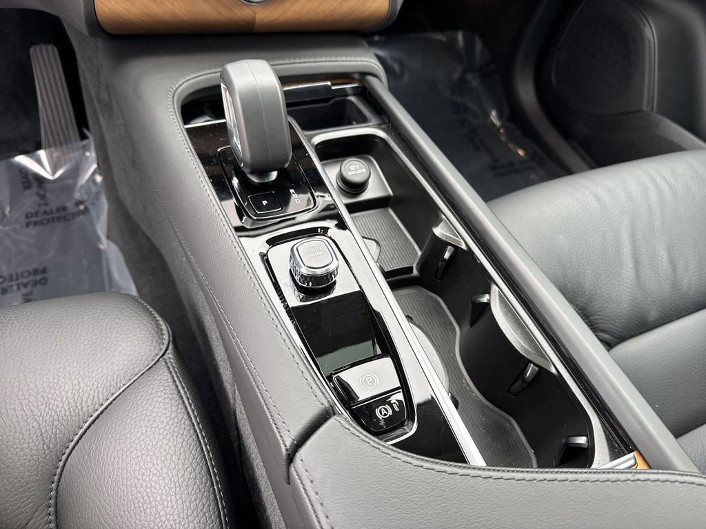2025 Volvo XC90 Core photo 27