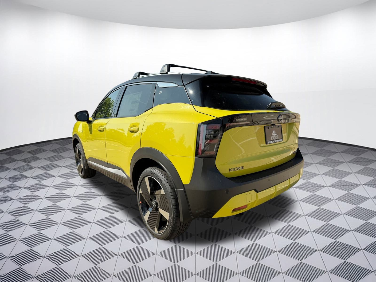 2025 Nissan Kicks SR photo 2