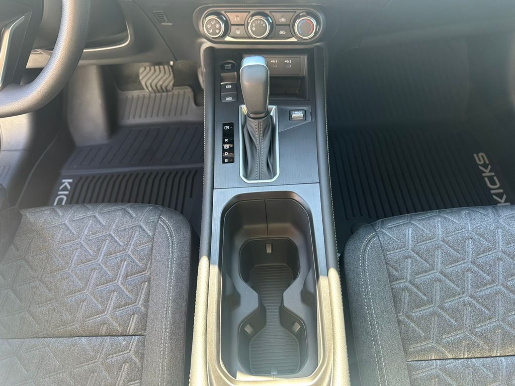 2025 Nissan Kicks SV photo 18