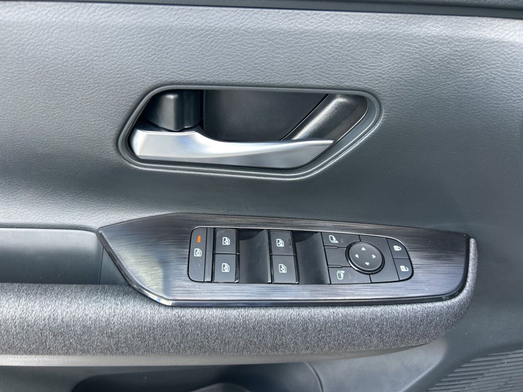 2025 Nissan Kicks SV photo 11
