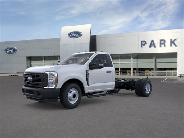 2025 Ford F-350 Super Duty Chassis Cab XL's photo