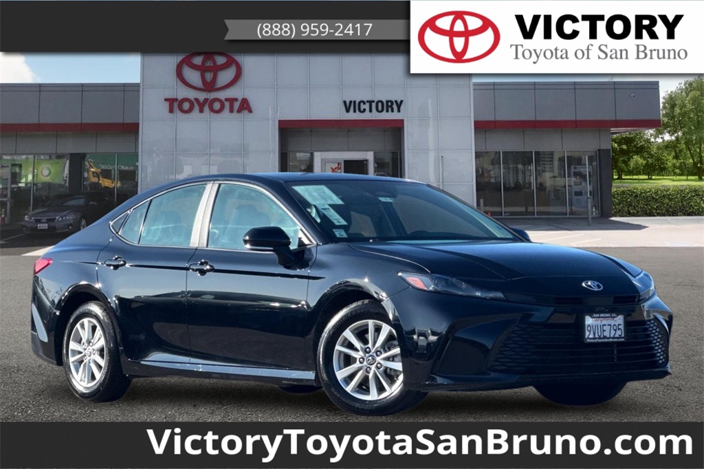 2025 Toyota Camry LE's photo