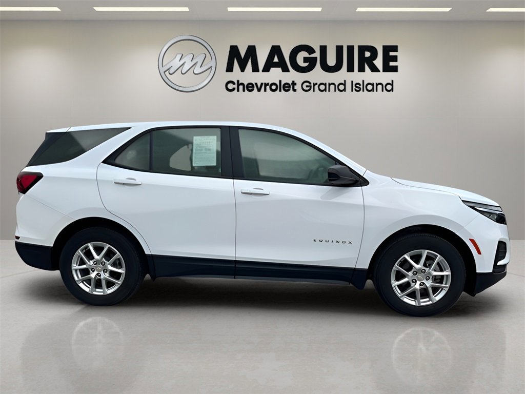 2023 Chevrolet Equinox LS photo 2