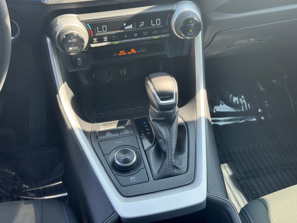 2024 Toyota RAV4 Hybrid SE photo 17